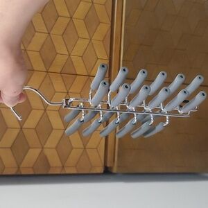 Spinning tie/jewerly hanger